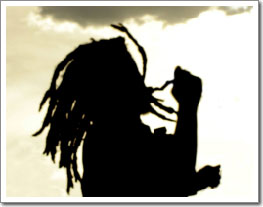 Silueta čoveka sa dredovima